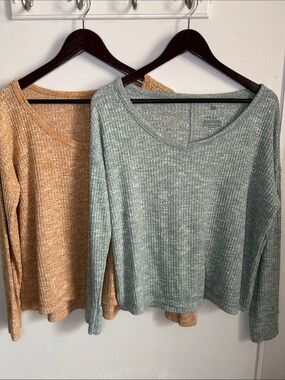 SO Pair Scooped V-Neck Brushed Waffle Knit Top in Marled Golden Mustard & Green